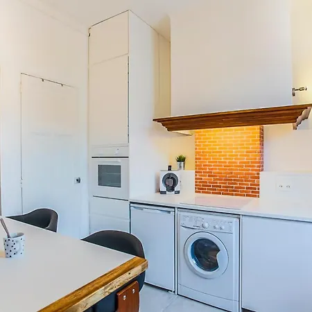#3 Centre, Balcon, Lumineux, Stationnement Facile, Confort *