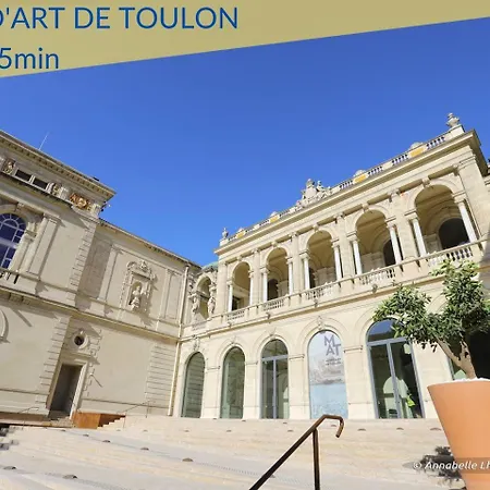 #3 Centre, Balcon, Lumineux, Stationnement Facile, Confort *